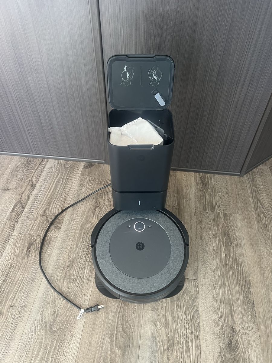 I robot Roomba with automatic trash bin