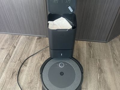 I robot Roomba with automatic trash bin