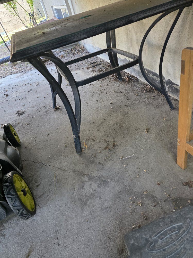 Outdoor Metal Patio Dining Table with Glass Top/4 wi ker mesh chairs go with it, good shape but been stored covered with tarp.