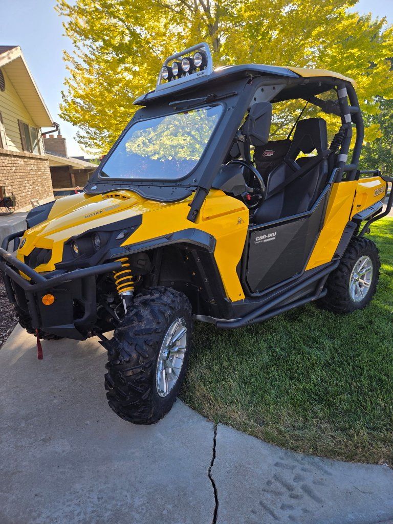 Side by side
2012 Can-Am Commander Xt 1000 EFI