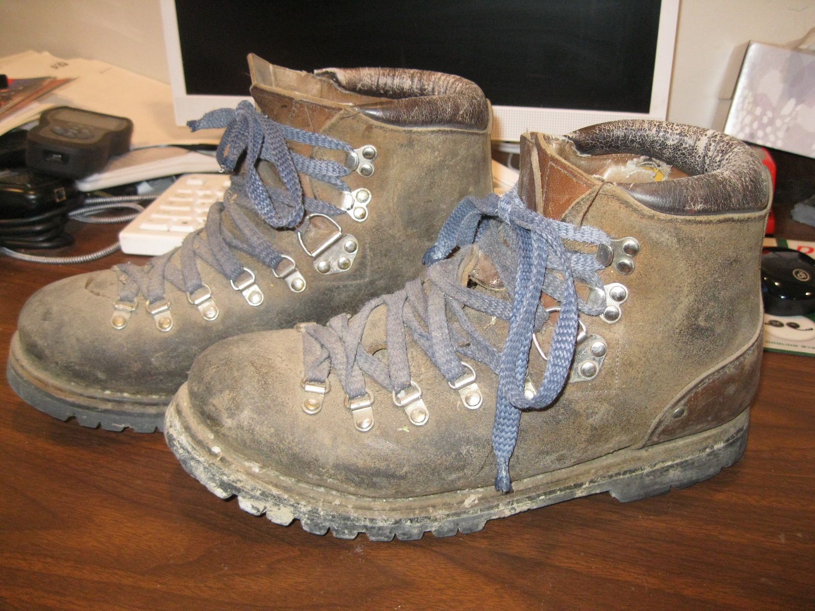 Vintage Vasque Hiking Mountaineering Boots 10.5