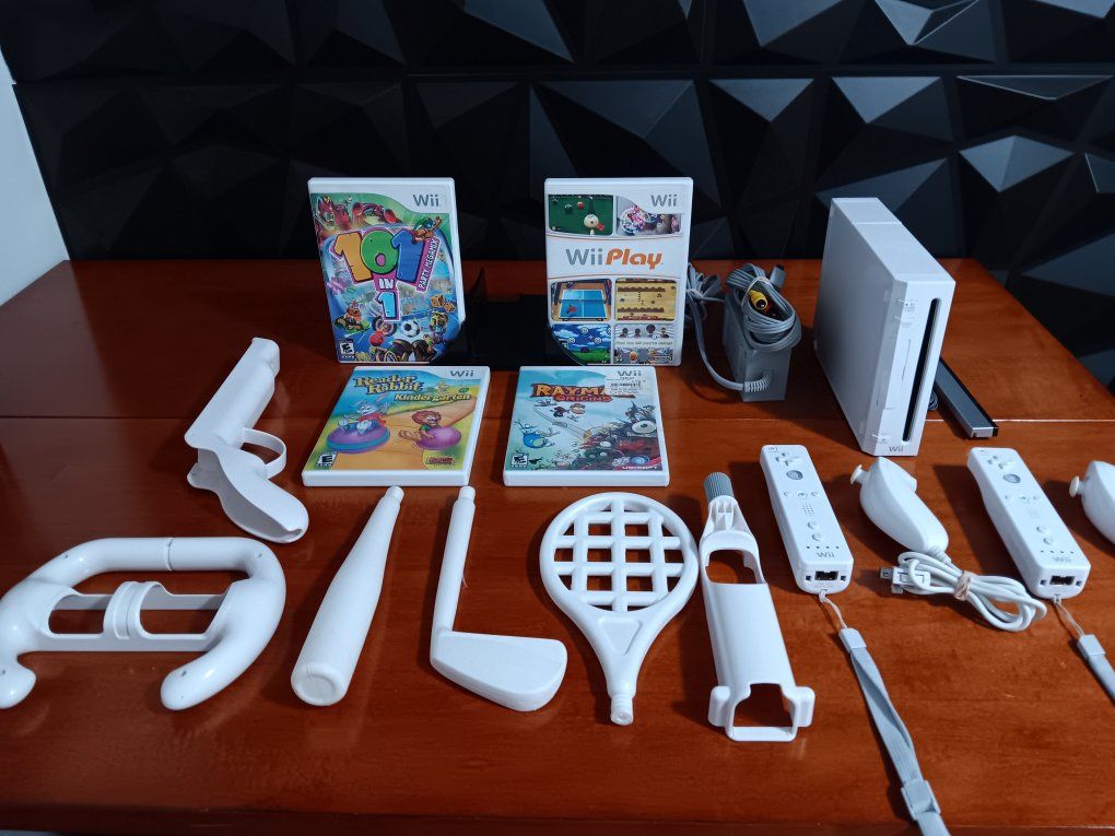 Nintendo Wii Console, Controllers, Accessories & 4