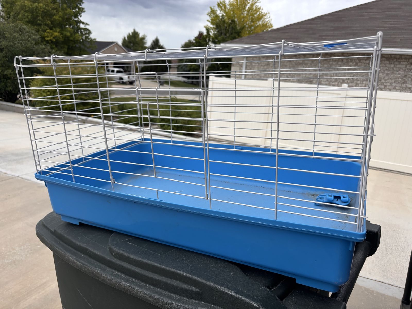 Nice, like new pet cage for those smaller animals