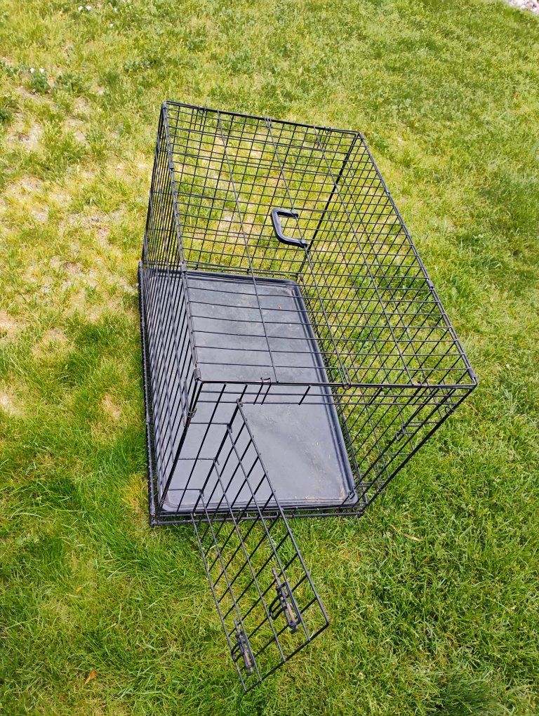 Large dog kennel or crate that is collapsible