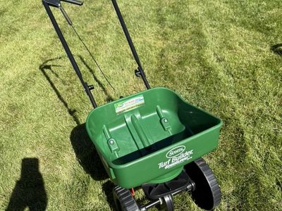 Scotts Turf Builder Edge Guard Fertilizer Spreader