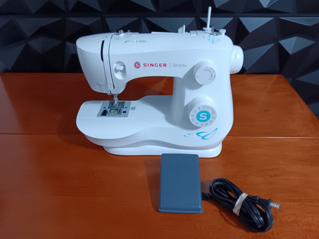 Singer Simple 3337 Sewing Machine. with Accessorie