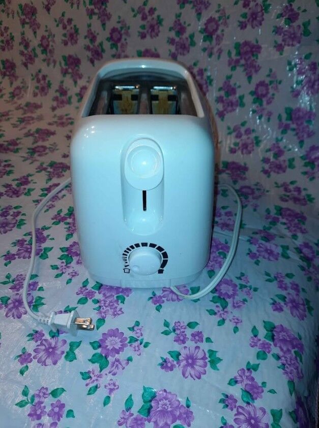 White Westinghouse 2 Slice Bread Toaster Kitchen Appliance - Good Condition