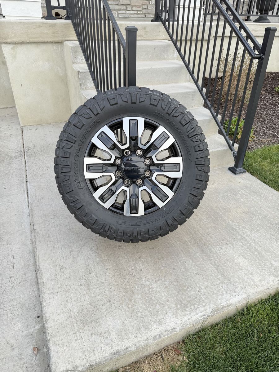 GMC Sierra 3500 Denali Rims and Tires 35/12.50R20