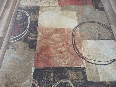 5' x 7' Area Rug — Geometric Pattern