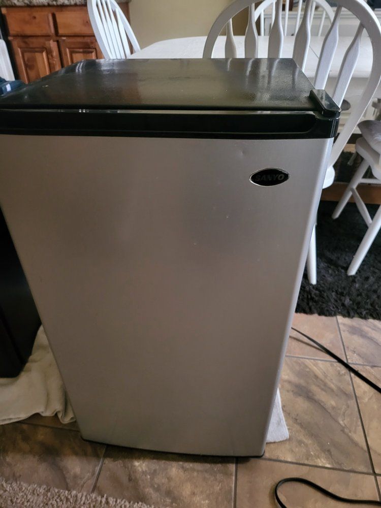 Sanyo SR-3610M 3.6 cu. ft. Compact Refrigerator - Silver Mini Fridge