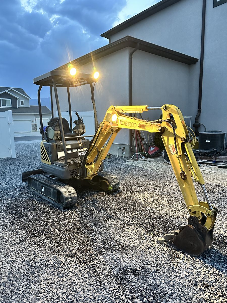 2001 Kobelco diesel mini excavator (gate keeper)