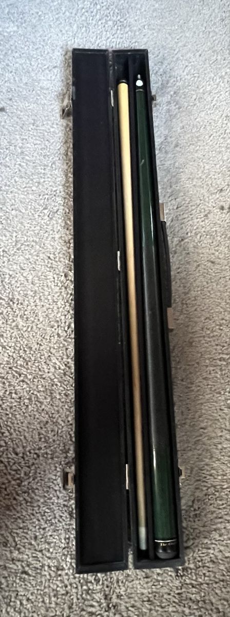Pool cue w/case
