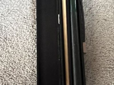 Pool cue w/case