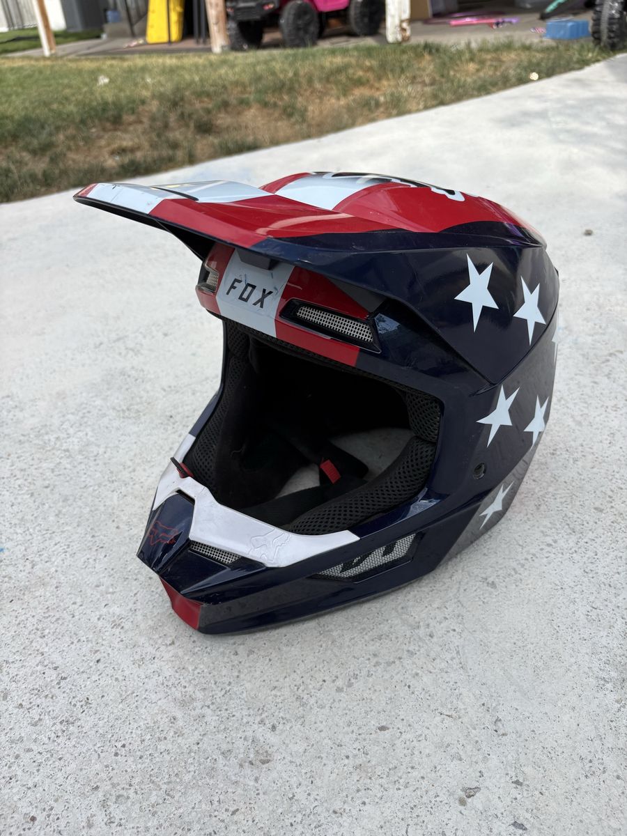 Fox V1 moto helmet