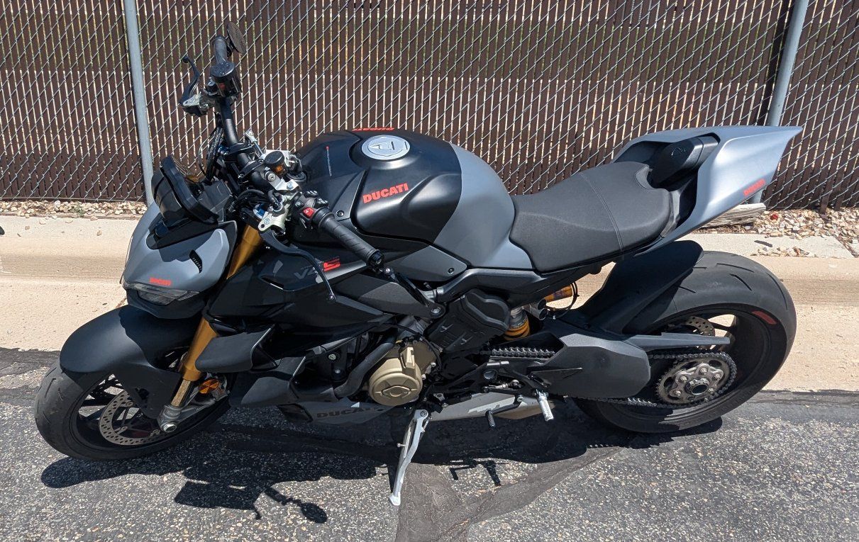 2023 Ducati Grey Nero Streetfighter V4S