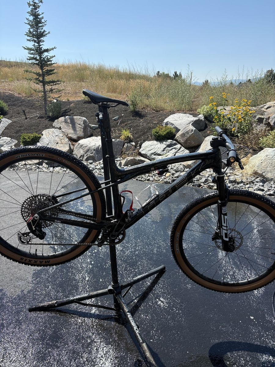 Trek Supercaliber Full Suspension Carbon Mountain Bike - flight attendant RockShox SID, Maxxis Tires