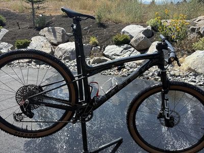 Trek Supercaliber Full Suspension Carbon Mountain Bike - flight attendant RockShox SID, Maxxis Tires