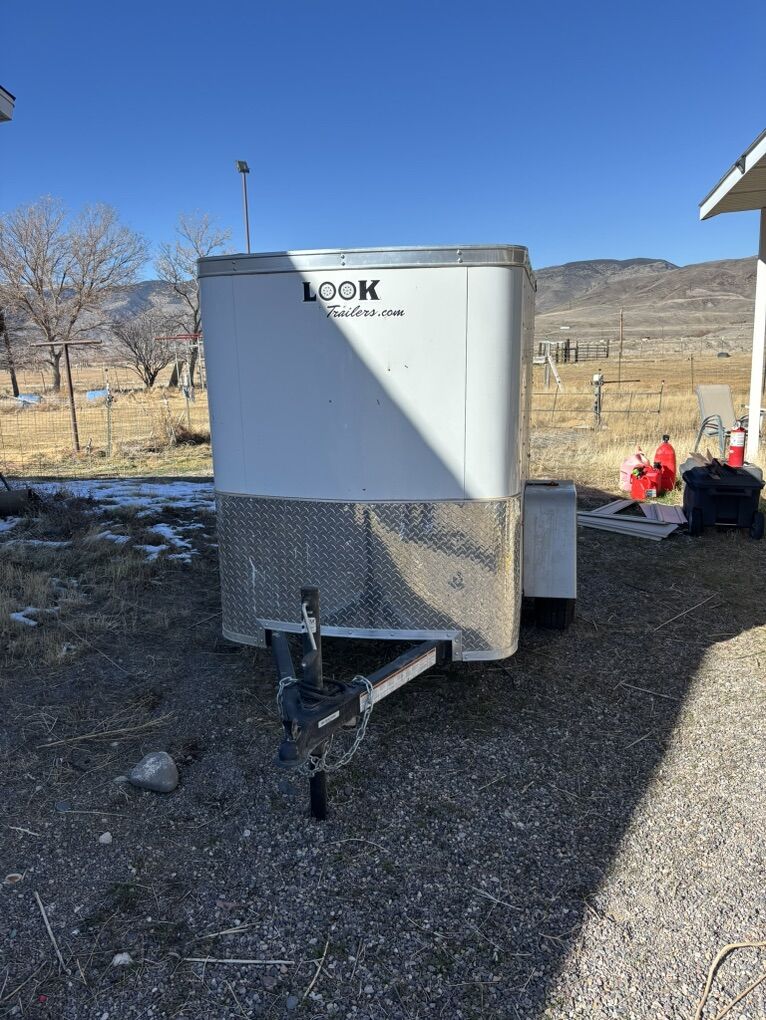 4X6 Look Enclosed Trailer Like New