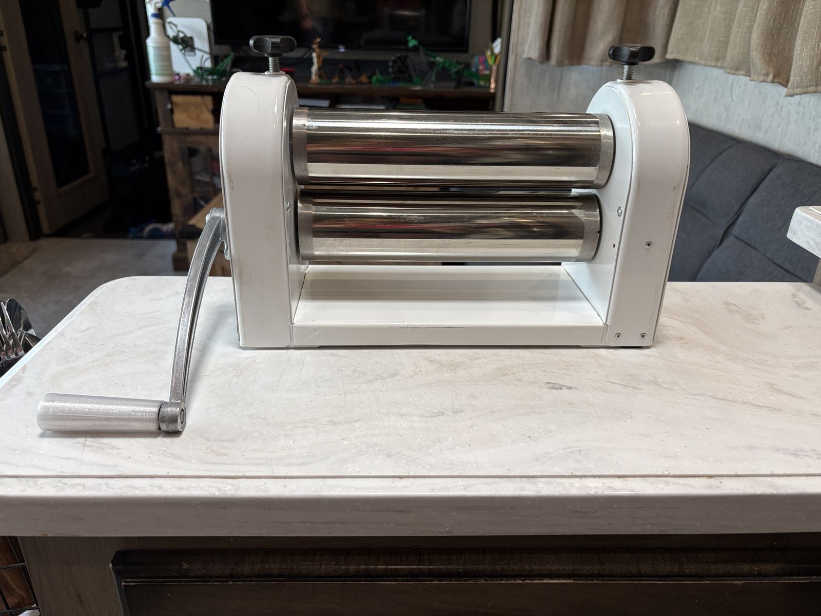 Manual dough sheeter