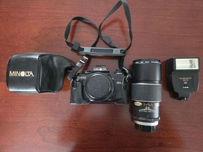 Minolta x-700 35mm camera and Hoya 62mm extedned lens Flash and case included