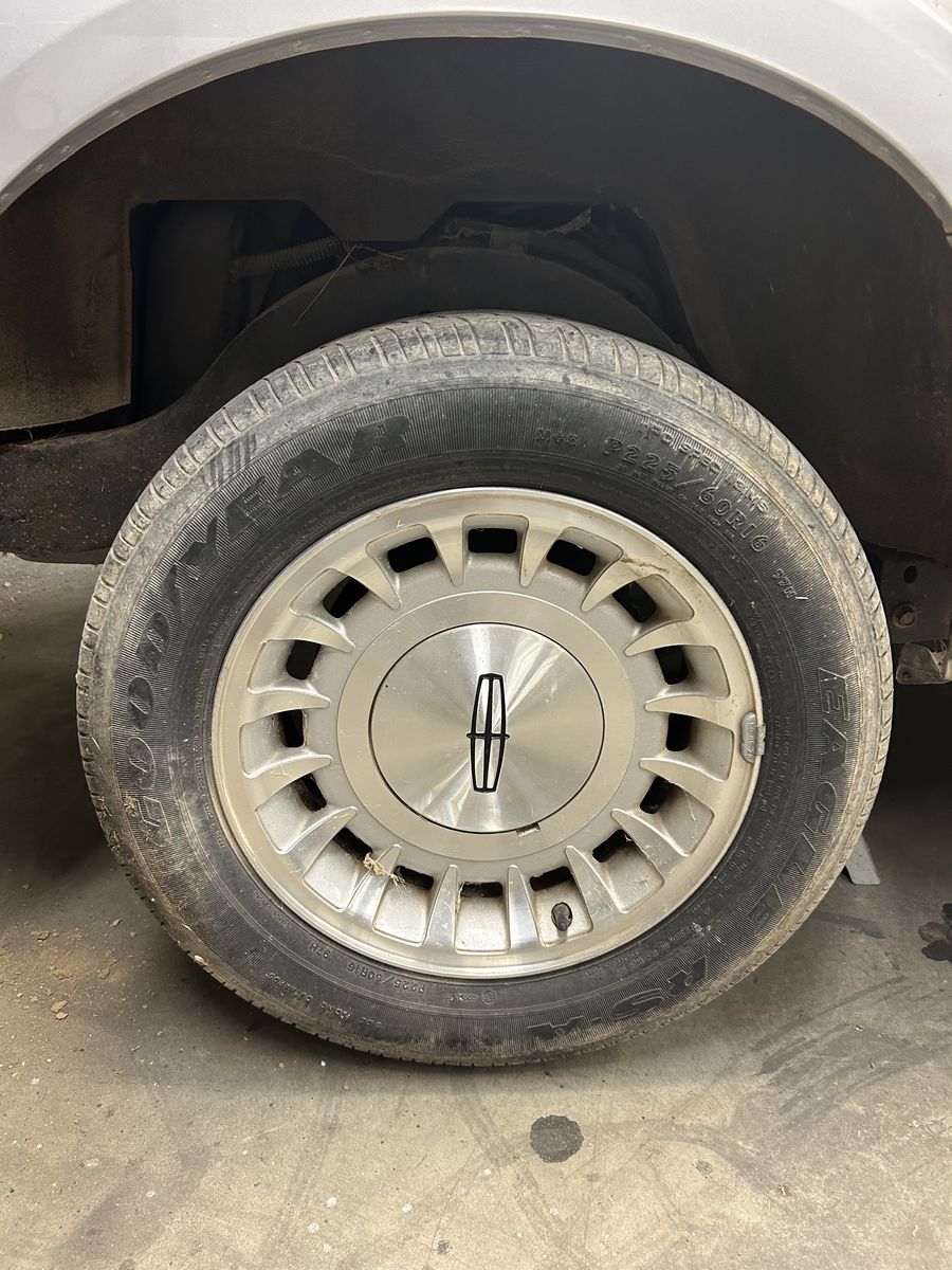 4 Lincoln aluminum 16" wheels and caps