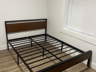 Queen sized bedframe