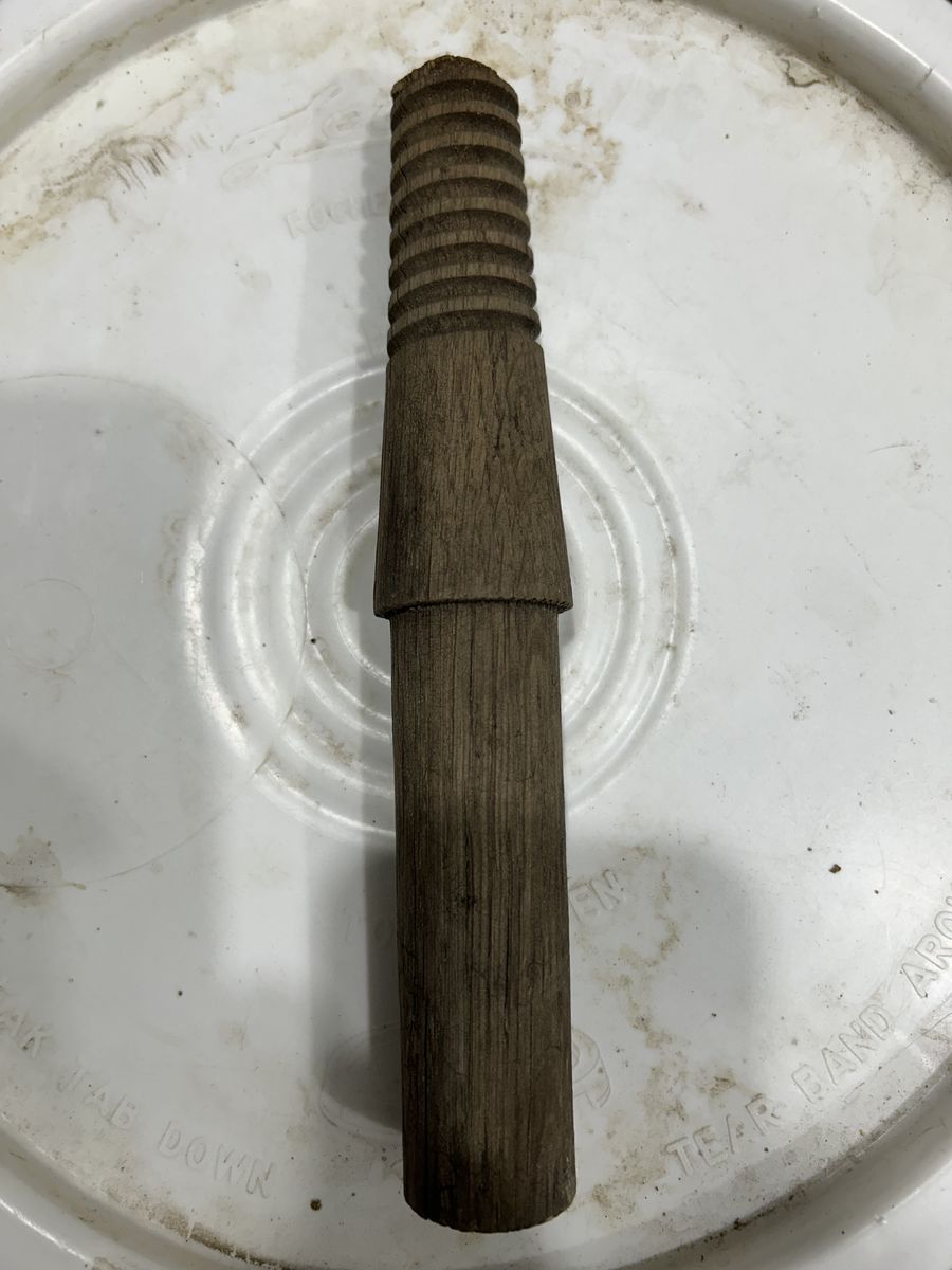 Insulator pegs