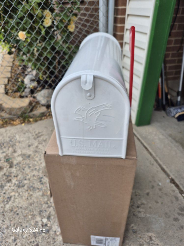 White U.S. Mail Postmaster Approved Metal Mailbox with Red Flag. Used but in good shape