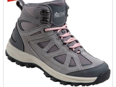 Denali Women Size 8 Boot new in box