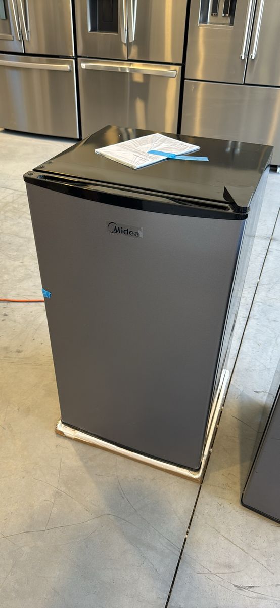 Midea 4.4 CuFt 4.4 CuFt mini Fridge