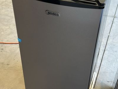 Midea 4.4 CuFt 4.4 CuFt mini Fridge