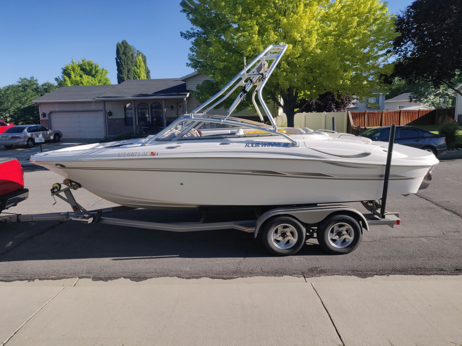 FourWinns Horizon 210 Ski and Fishing Boat