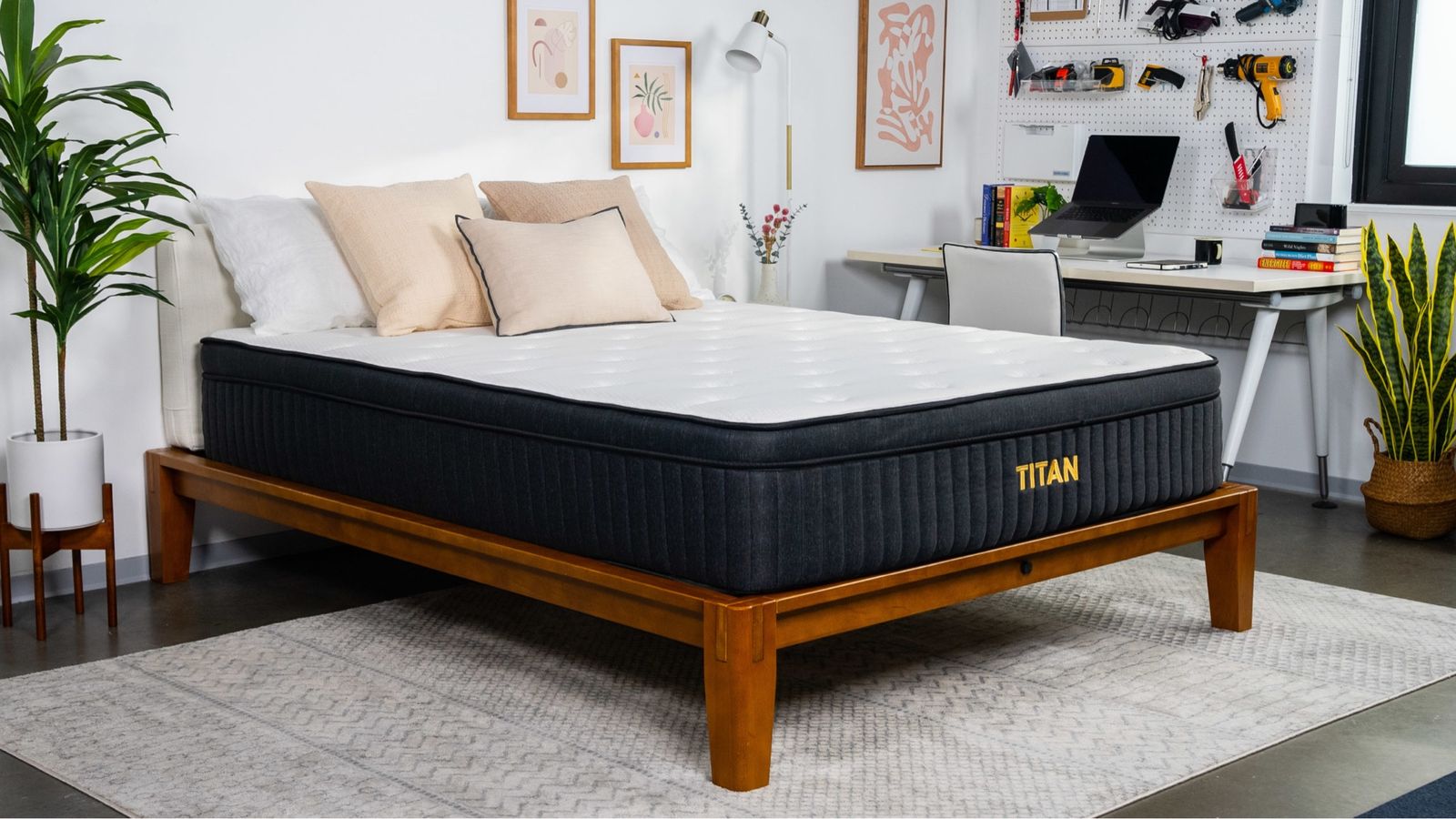 Like New -  Titan Plus Luxe Hybrid King Mattress