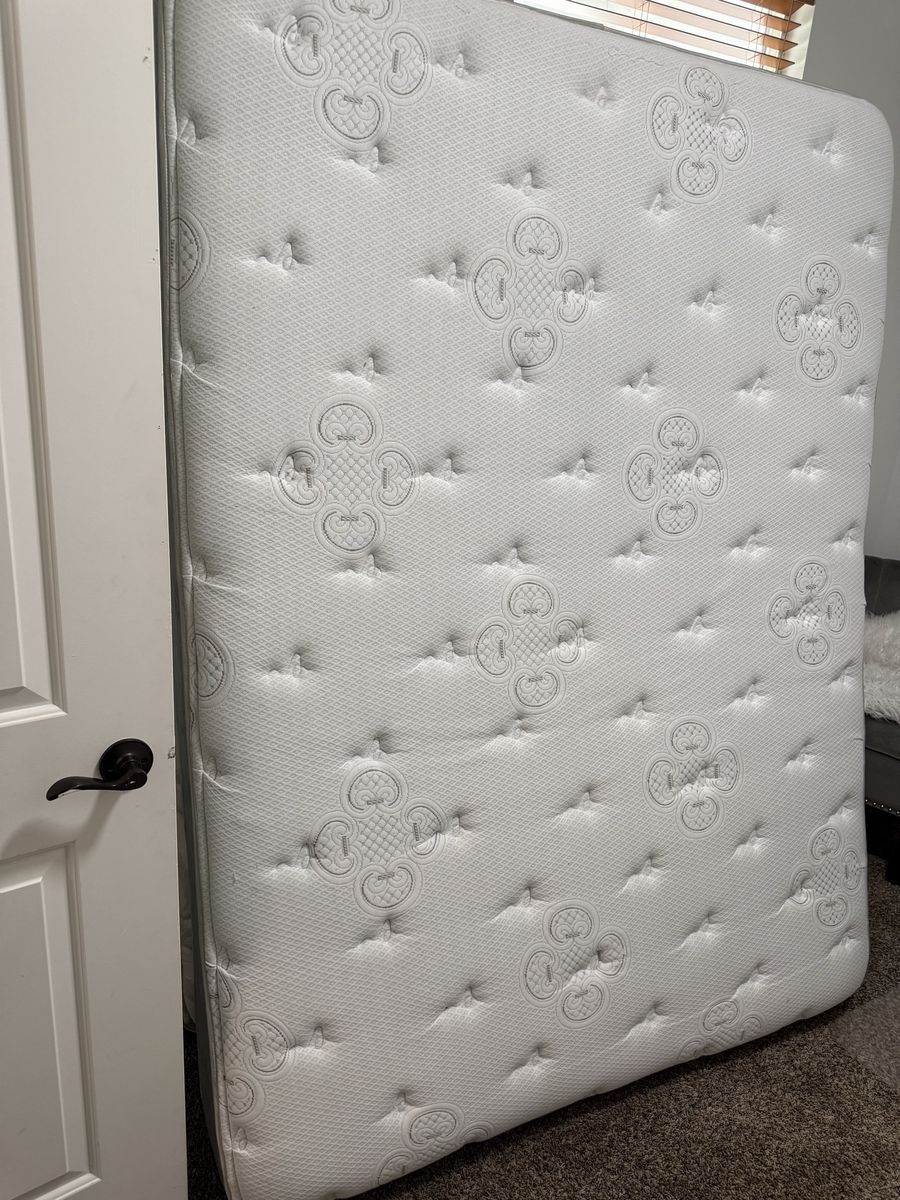 Queen like new condition clean $90