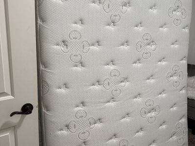 Queen like new condition clean $90