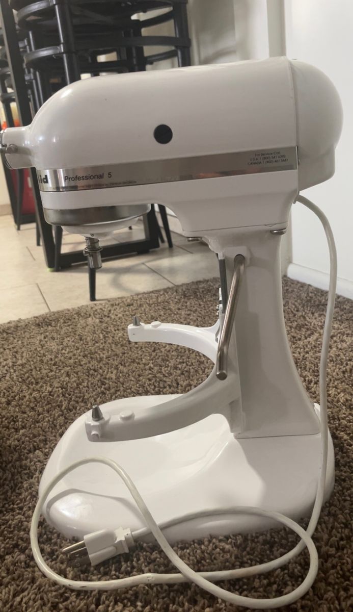 LIKE NEW Kitchen Aid PROFESSIONAL GRADE 5 QT Mixer