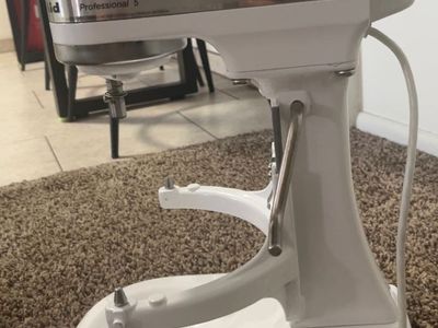 LIKE NEW Kitchen Aid PROFESSIONAL GRADE 5 QT Mixer