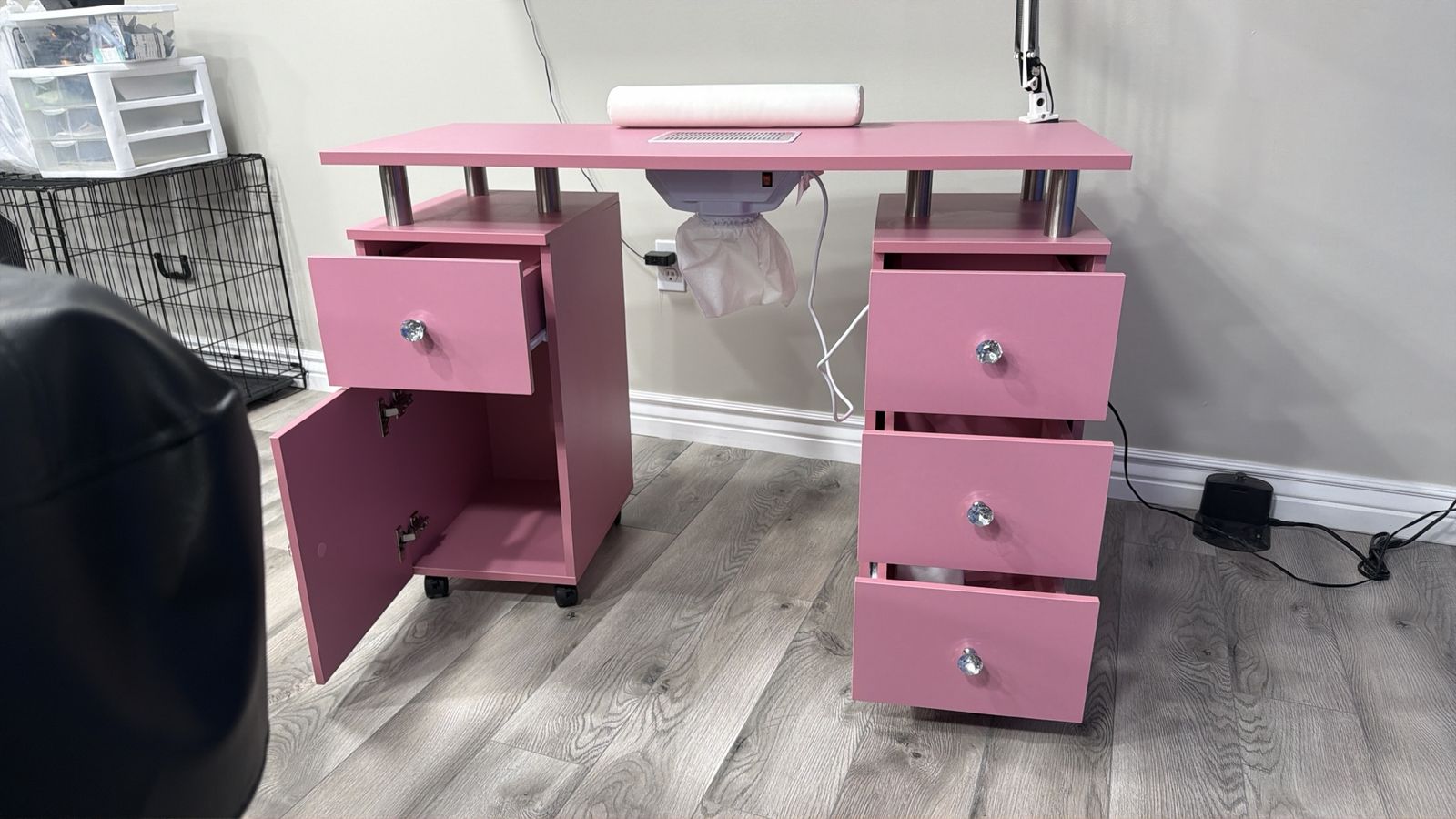 Nail desk