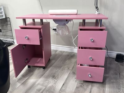 Nail desk