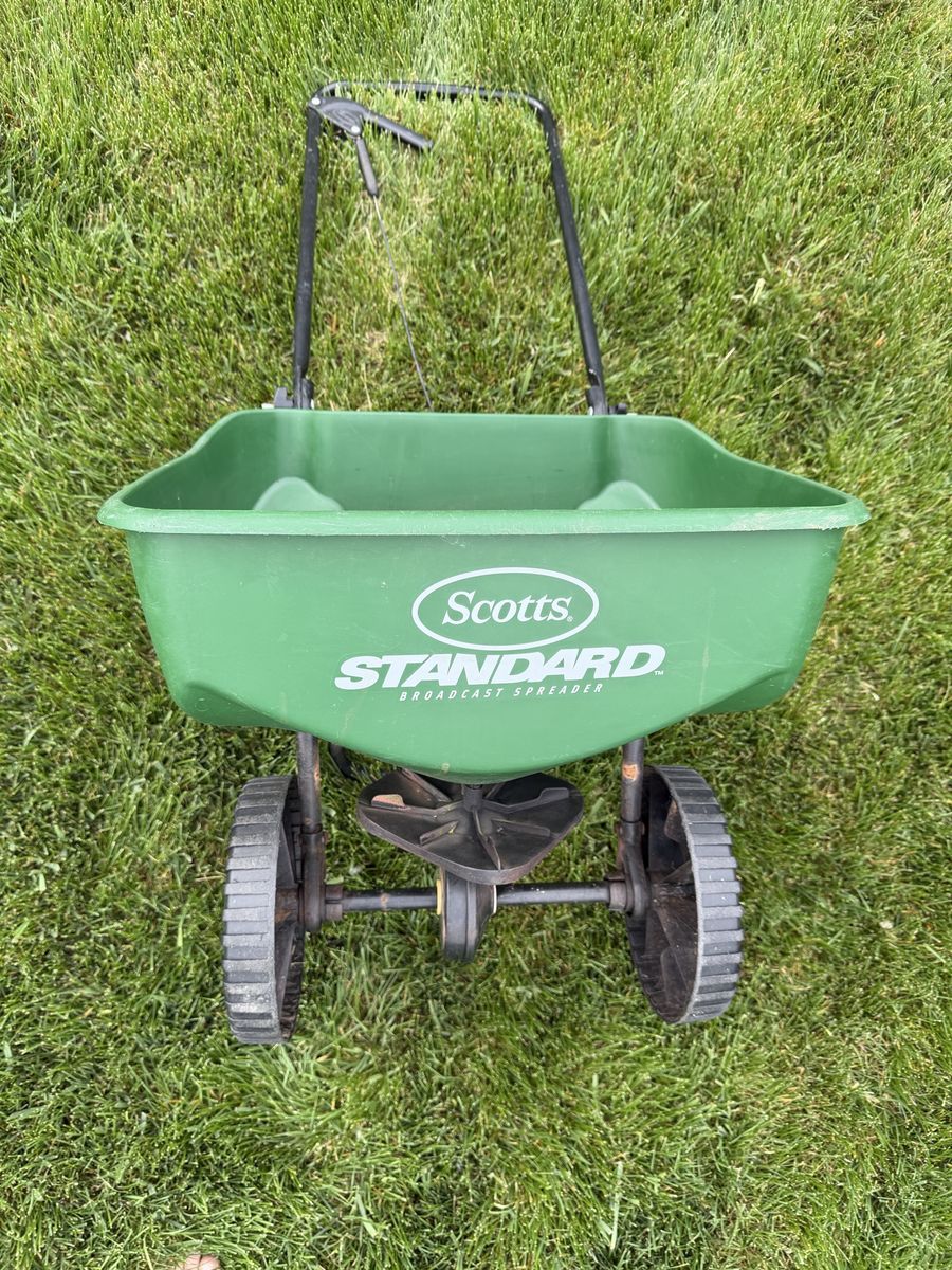 Scott’s standard fertilizer spreader