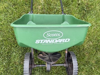 Scott’s standard fertilizer spreader