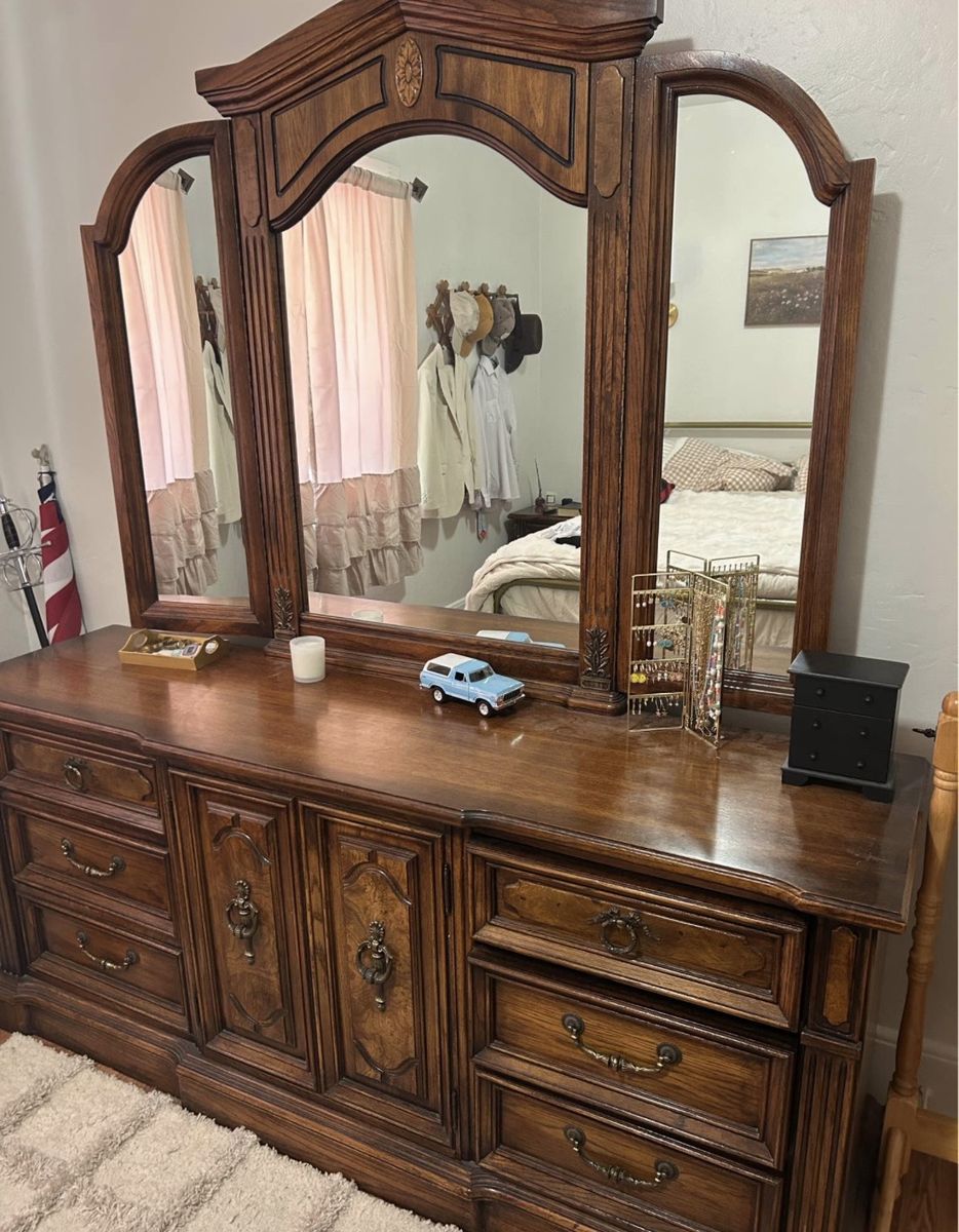 Gorgeous large 9 drawer dresser