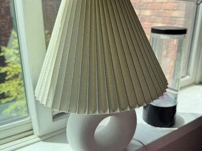Modern White Ceramic Donut Table Lamp with Pleated Shade - Minimalist Accent Light
