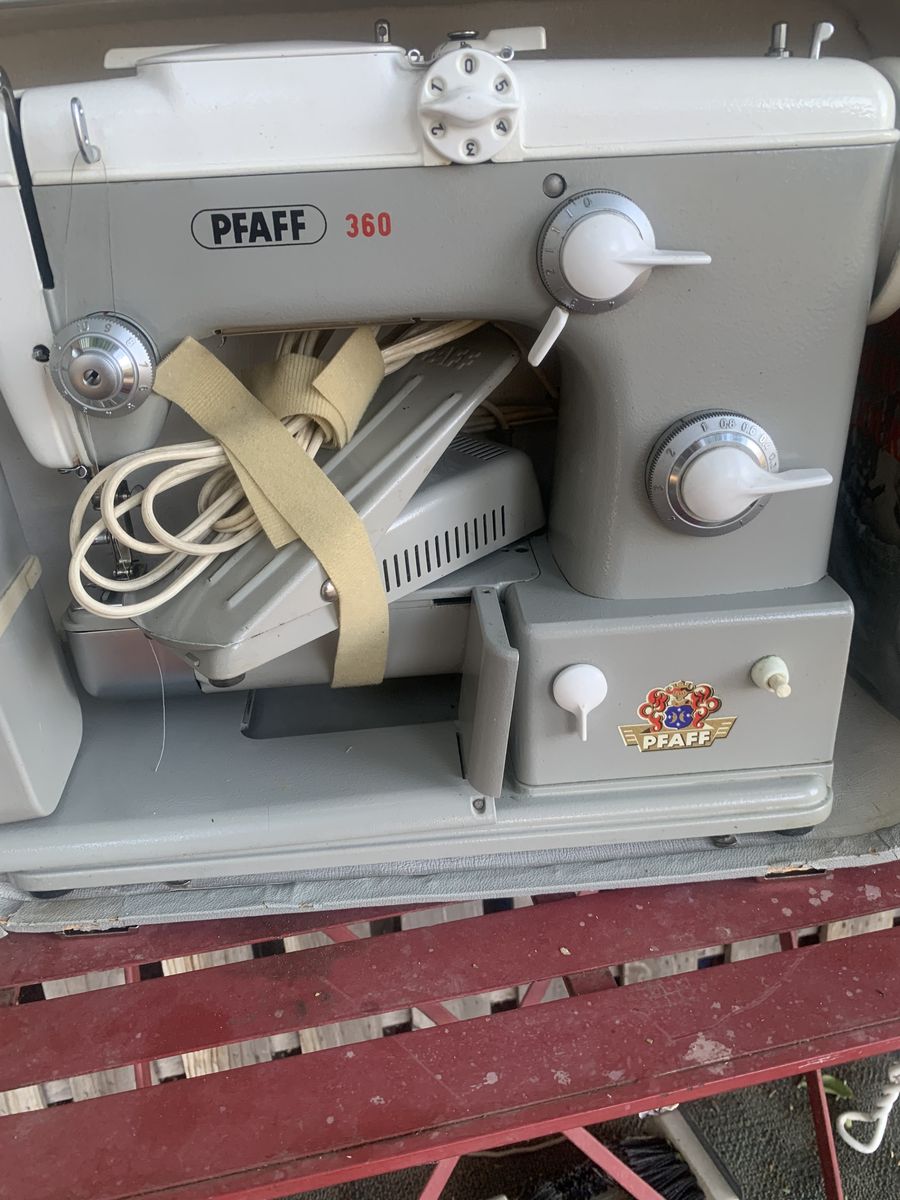 Pfaff automatic 360 vintage portables, sewing machine