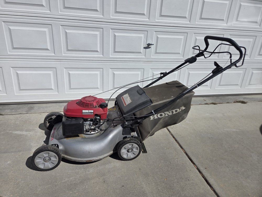 Honda HHR216 Self Propelled Lawn Mower