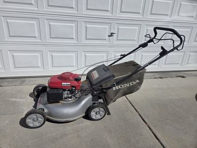 Honda HHR216 Self Propelled Lawn Mower