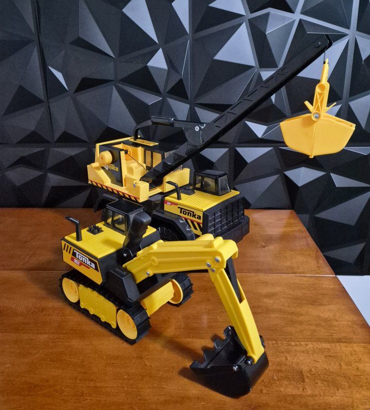 Tonka Steel Classics Car and Truck Play Vehicles, Yellow & Tonka 6182 Mighty Excavator, Kids Construction Toys. Both in Excellen