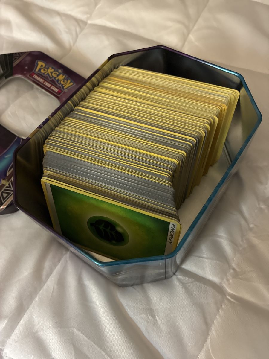 Full of Pokémon Energy Cards - (Box included)