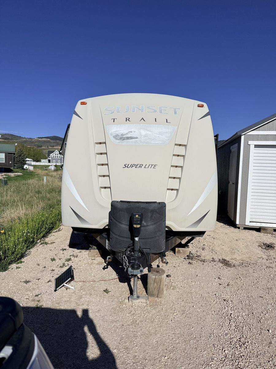 2017 Sunset Trail Super Lite Travel Trailer - Spacious & Well-Maintained RV