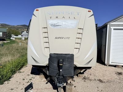 2017 Sunset Trail Super Lite Travel Trailer - Spacious & Well-Maintained RV